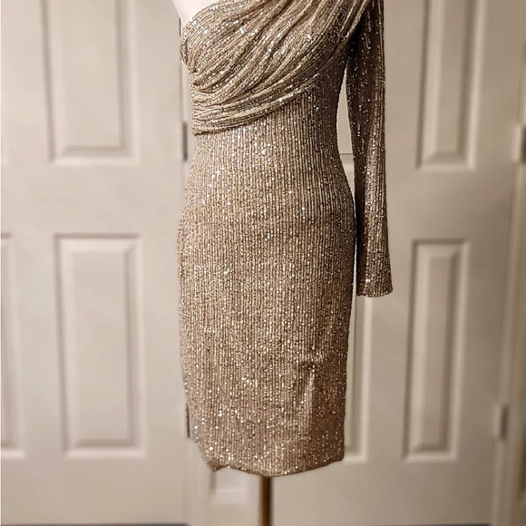 SPARKLY ONE SHOULDER LONG SLEEVED BODYCON SEQUIN MIDI DRESS - Picture 3 of 3